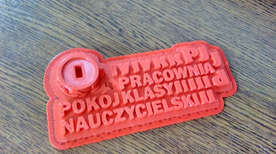 Wydruk 3D liter do tabliczki i breloka do kluczy.