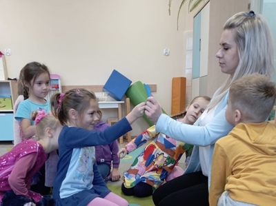 Dziewczynka przebija szpilką serce z wypisanymi imionami.