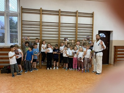 Sensei, trener karate oraz dzieci po treningu z klasy II i III