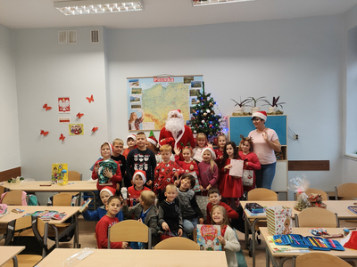 Zdjęcie grupowe uczniów ze Świętym Mikołajem.