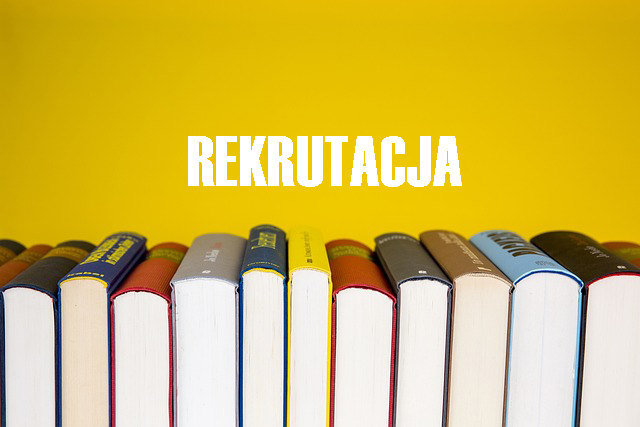 Zdjęcie grzbietów książek ułożonych obok siebie oraz napis: rekrutacja