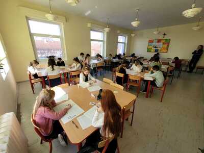 Uczniowie piszą test matematyczny.