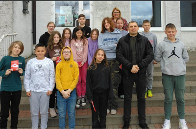 Reprezentacja uczniów szkoły z p. Mariuszem Kowalskim.