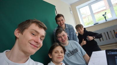 Zdjęcie pięciu osób na tle ściany greenscreen.