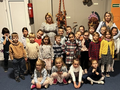 GRUPA PRZEDSZKOLNA 5-6 LATKÓW WRAZ Z NAUCZYCIELKAMI NA KORYTARZU OLSZTYŃSKIEGO TEATRU LALEK.