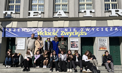 Zdjęcie grupowe, uczniowie klasy VII i VIII z opiekunami.