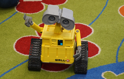 Zdjęcie repliki robota wall-e na dywanie.