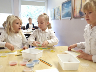 Uczennice kl. 1 na zajęciach w W-M Bibliotece Pedagogicznej w Olsztynie.
