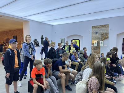 Uczniowie słuchają historii Mikołaja Kopernika.