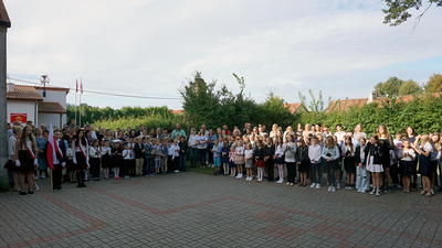 zdjęcie nauczycieli, uczniów i rodziców na dziedzińcu szkolnym