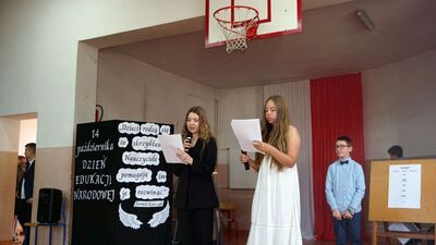 Na pierwszym planie dziewczęta - prowadzące część artystyczną. Na drugim planie uczniowie z obsługi technicznej.