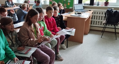 Grupa dzieci ćwicząca komunikację w języku migowym.