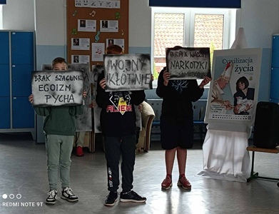Uczniowie przedstawiają program słowno-muzyczny "Cywilizacja życia".