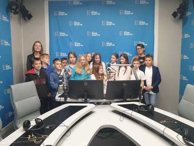 Zdjęcie grupowe klasy V w TVP Olsztyn.