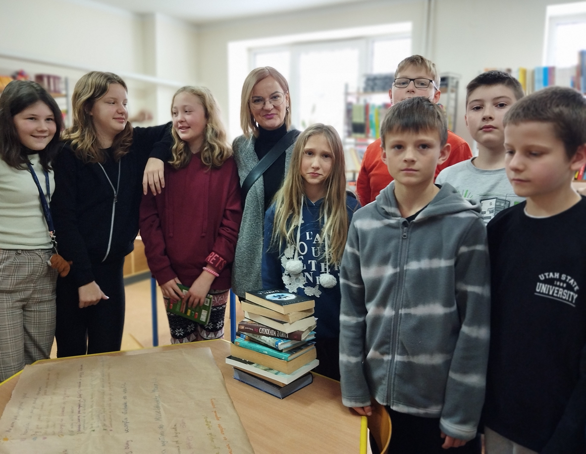 Klasa IV z nauczycielem języka polskiego.