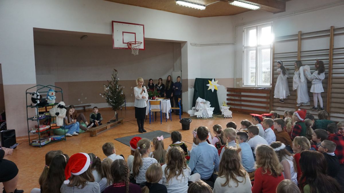 Zdjęcie prowadzącej przedstawienie jasełkowe.