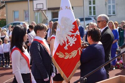 zdjęcie przekazania sztandaru przez dyrekcję dla trzyosobowego pocztu sztandarowego