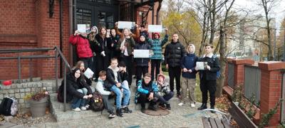 Grupa uczniów przed wejściem do Obserwatorium Astronomicznego w Olszynie.