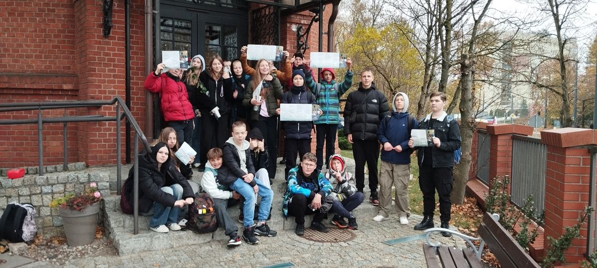 Grupa uczniów przed wejściem do Obserwatorium Astronomicznego w Olszynie.