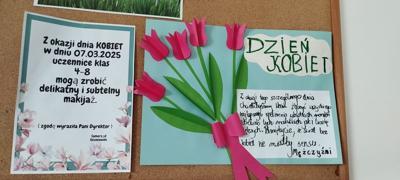 Tablica ogłoszeń z życzeniami z okazji dnia kobiet oraz plakatem informacyjnym samorządu uczniowskiego.