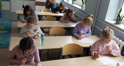 Uczniowie piszą test.