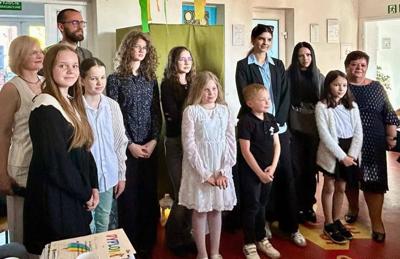 Uczestnicy i organizatorzy Spotkania Literackiego Dziecięcym Piórem.