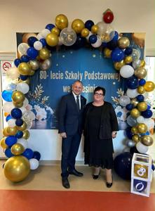 Dyrektor szkoły wraz z Wójtem Gminy Jonkowo.