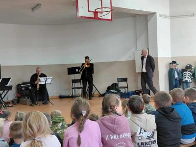 Uczniowie słuchają koncertu.