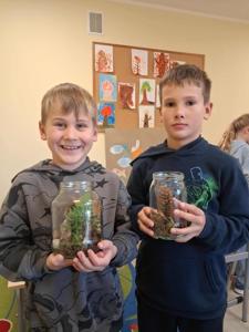 Uczniowie z wykonanymi pracami (las w słoiku).