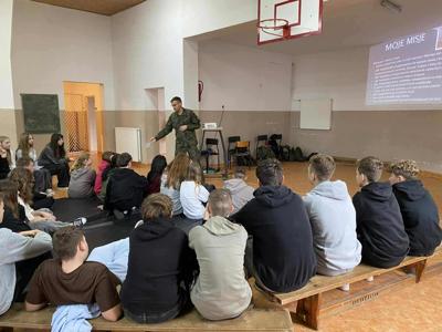 Uczniowie na spotkaniu z żołnierzami.