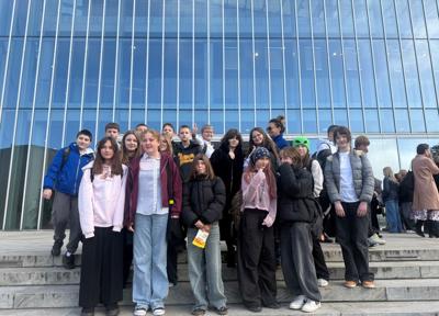 Uczniowie klasy VI przed filharmonią.