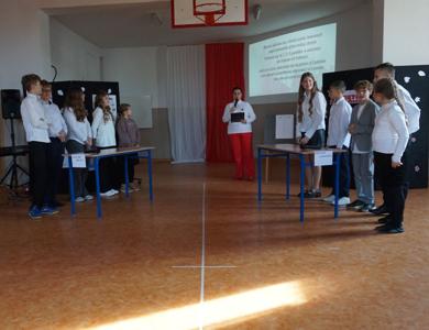 Dwie drużyny składające się z uczniów wraz z nauczycielką prowadzącą quiz.