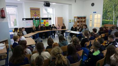 Zdjęcie uczestników projektu, jury konkursowego i publiczności.