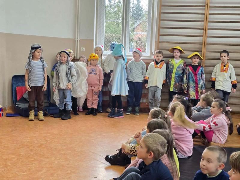 Uczniowie słuchają koncertu.