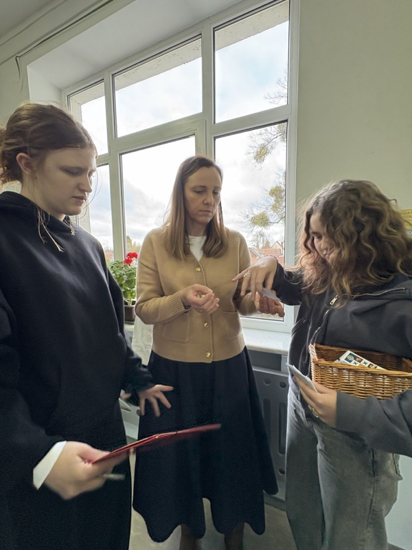 Uczennice z nauczycielką.