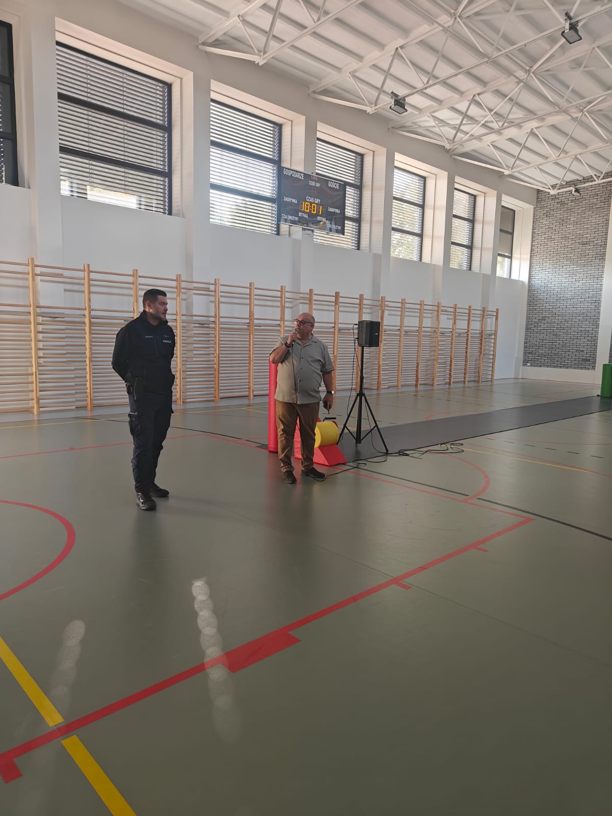 Spotkanie uczniów SP w Mieleszynie z policjantem dzielnicowym