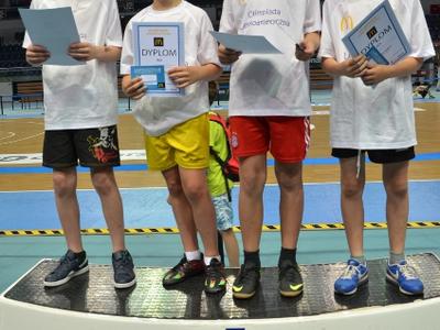 sztafeta kl.V    4x100m  1 miejsce