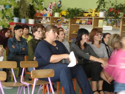 Rodzice nowych przedszkolaków podczas pedagogizacji nt adaptacji dziecka w przedszkolu