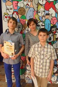 Wojtek i Kacper z nauczycielem j. polskiego Panią Renatą Gasidło