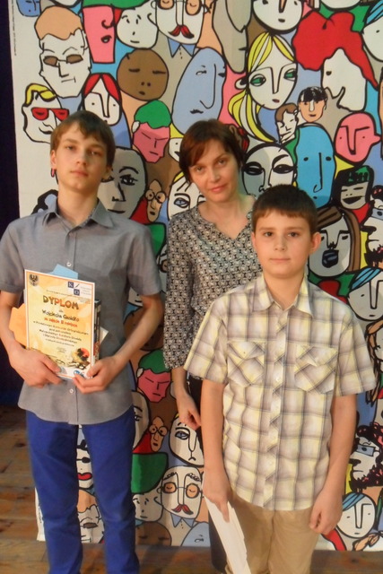 Wojtek i Kacper z nauczycielem j. polskiego Panią Renatą Gasidło