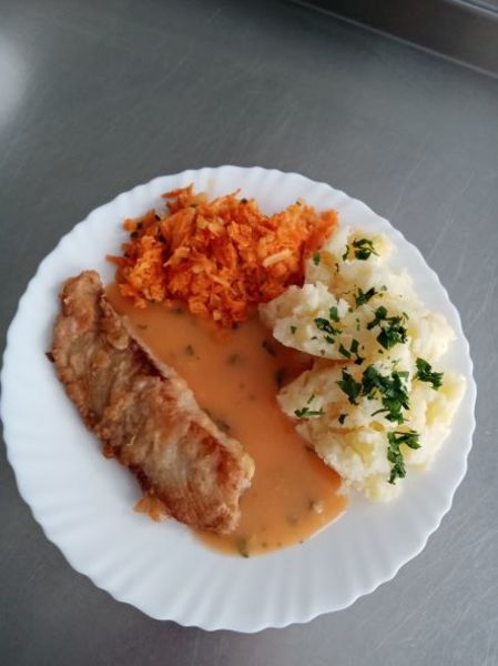 Filet rybny, sos pomidorowy, marchewka z jabłkiem, ziemniaki