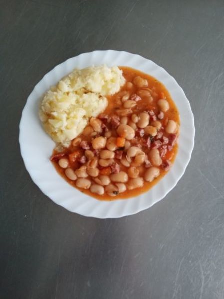 Fasolka po bretońsku, ziemniaki