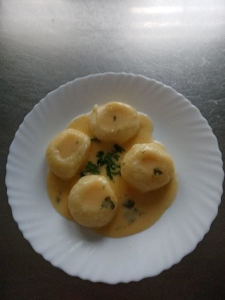 Kluski śląskie polane sosem kremowym