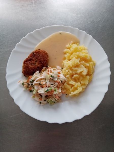 Kotlet jajeczny, sos musztardowy, surówka z kapusty świeżej, ziemniaki