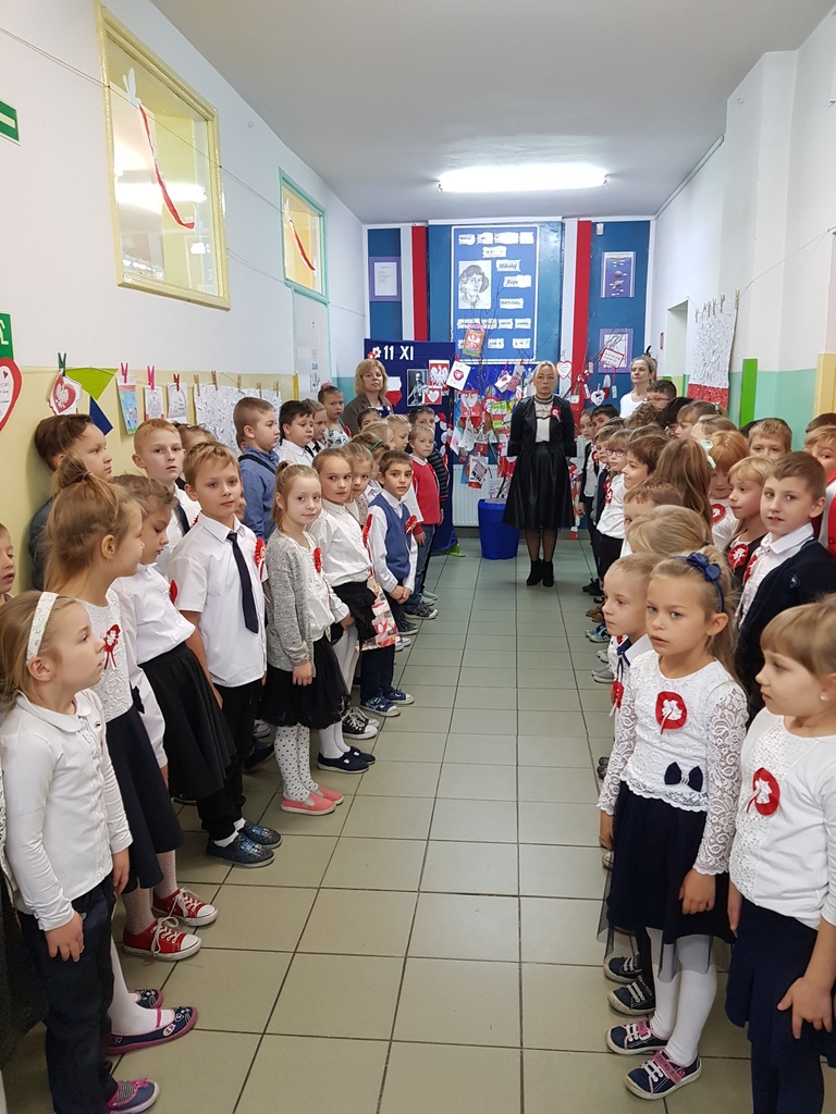 Wspólne śpiewanie hymnu (budynek b)