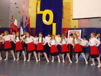 Kujawiak - taniec w wykonaniu reprezentacji klas młodszych. Opracowanie choreograficzne - p. Ewa Bis