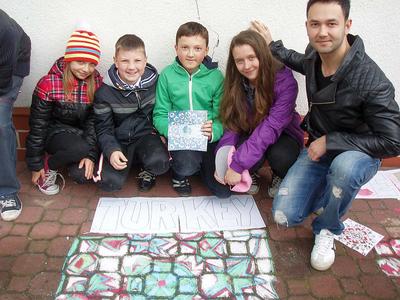 Ornament geometryczny z Turcji malowała grupa z pomocą naszego gościa.