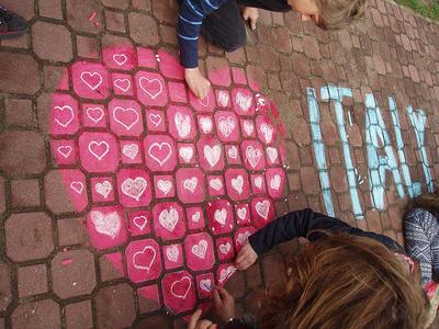 Street-art czyli malowanie na chodnikach ulicznych. Uczniowie wraz z gośćmi stworzyli także własne u