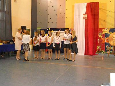 przekazane przez nieobecnych trenerów nagrody dla uczennic klas szóstych trenujących w klubie unihok