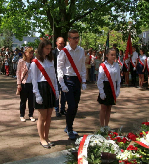 delegacja SP3 składa kwiaty pod pomnikiem